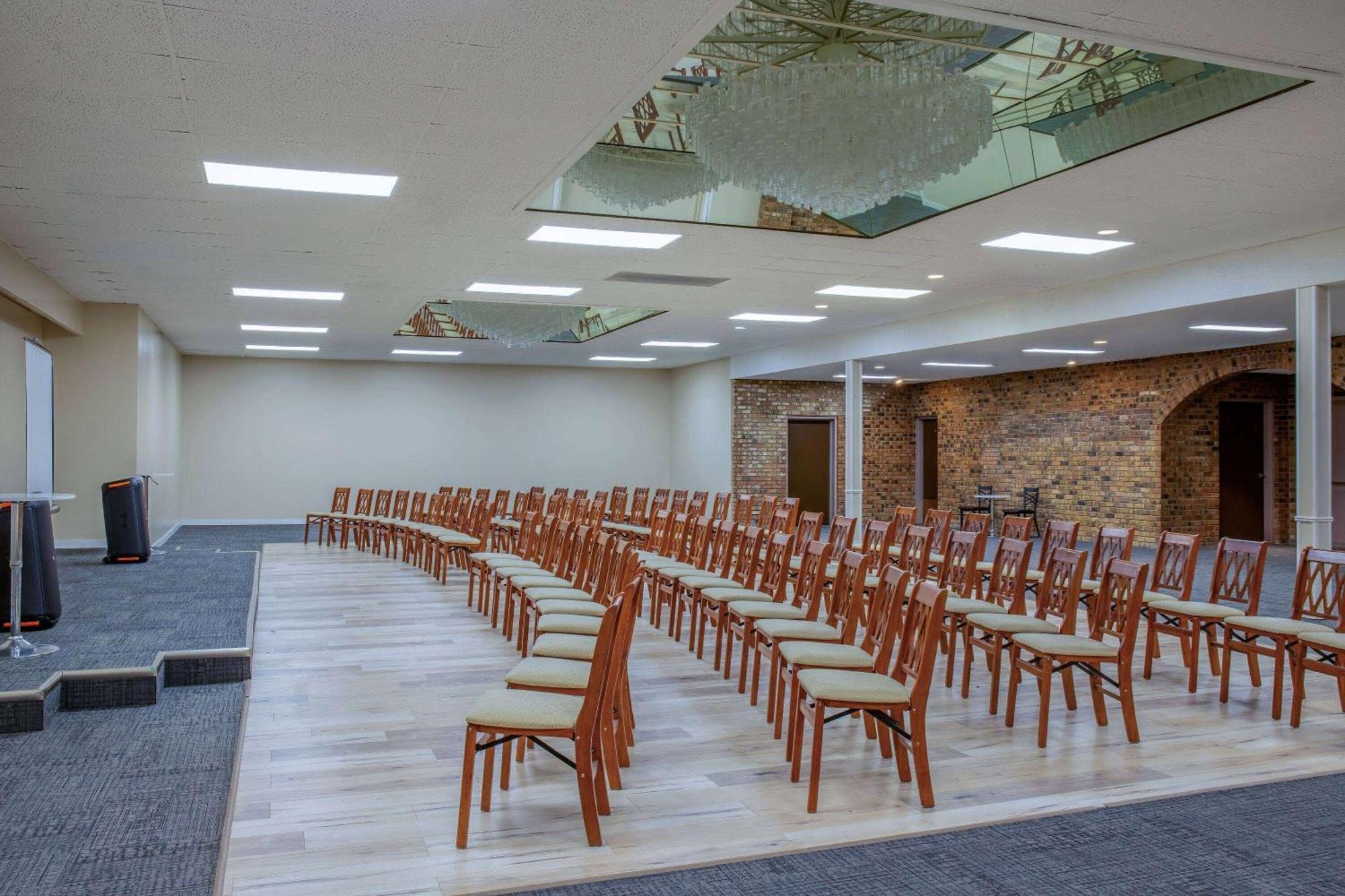 Days Inn By Wyndham Cranbrook Conference Centre Esterno foto