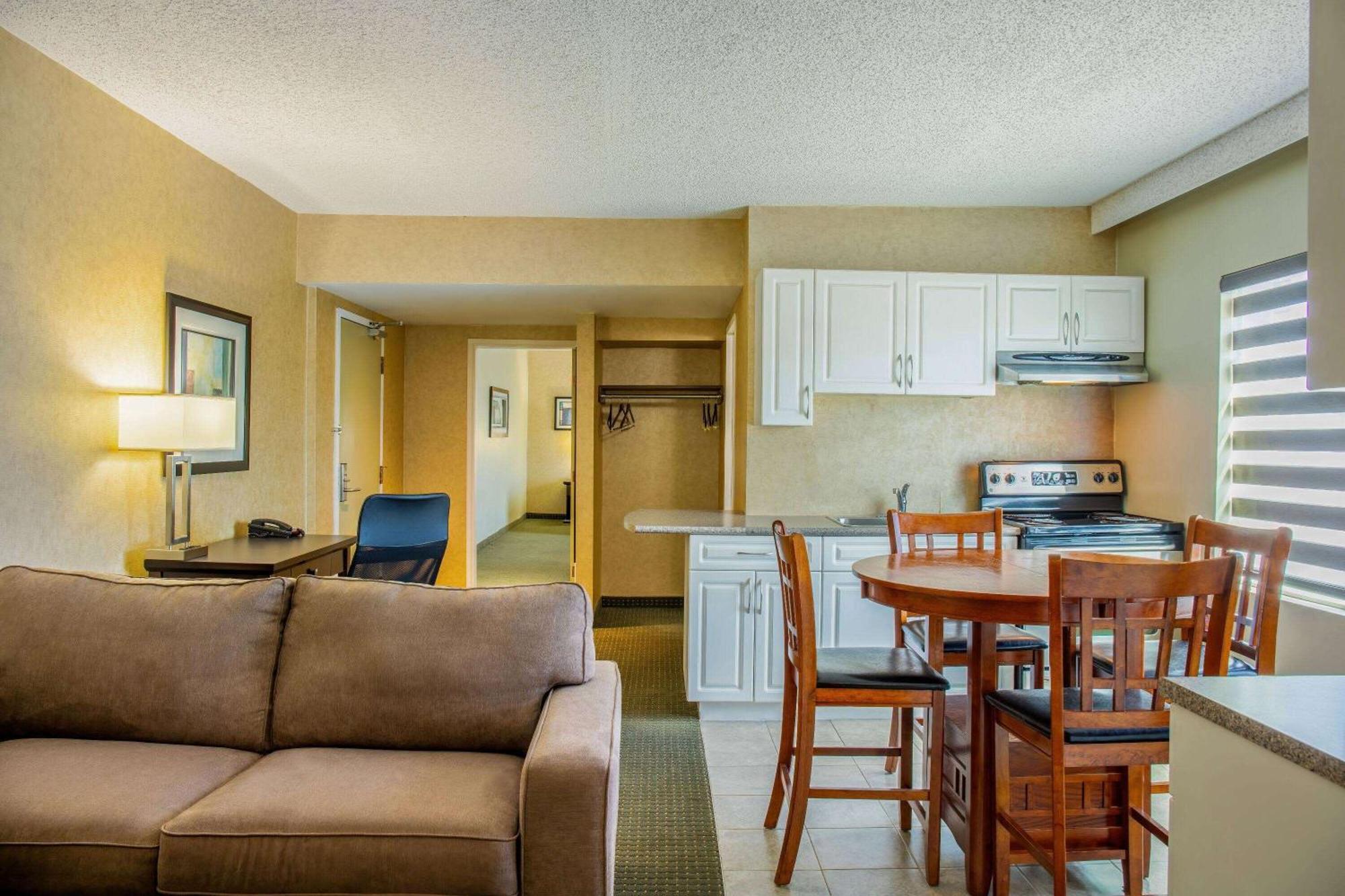Days Inn By Wyndham Cranbrook Conference Centre Esterno foto